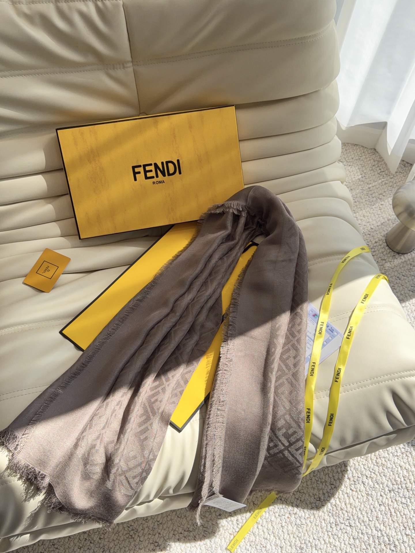FENDI（芬迪）这款迷人的140厘米披肩令您散发内在优雅和从容自信。此柔软轻盈的配饰制作精良，可轻松搭配造型，适合各种