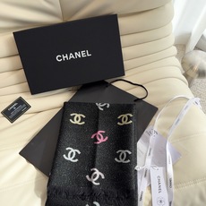 Chanel香奈儿彩虹围巾 Size:187 x 69 cm 材质:66%羊绒 18%棉羊毛 12%桑蚕丝 2%金属 Chanel香奈儿彩虹围巾 Size:187 x 69 cm 材质:66%羊绒 18%棉羊毛 12%桑蚕丝 2%金属