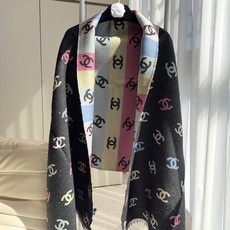 Chanel香奈儿彩虹围巾 Size:187 x 69 cm 材质:66%羊绒 18%棉羊毛 12%桑蚕丝 2%金属 Chanel香奈儿彩虹围巾 Size:187 x 69 cm 材质:66%羊绒 18%棉羊毛 12%桑蚕丝 2%金属