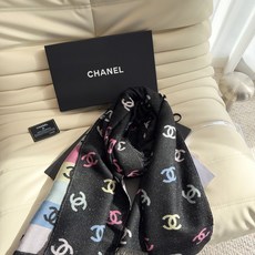 Chanel香奈儿彩虹围巾 Size:187 x 69 cm 材质:66%羊绒 18%棉羊毛 12%桑蚕丝 2%金属 Chanel香奈儿彩虹围巾 Size:187 x 69 cm 材质:66%羊绒 18%棉羊毛 12%桑蚕丝 2%金属