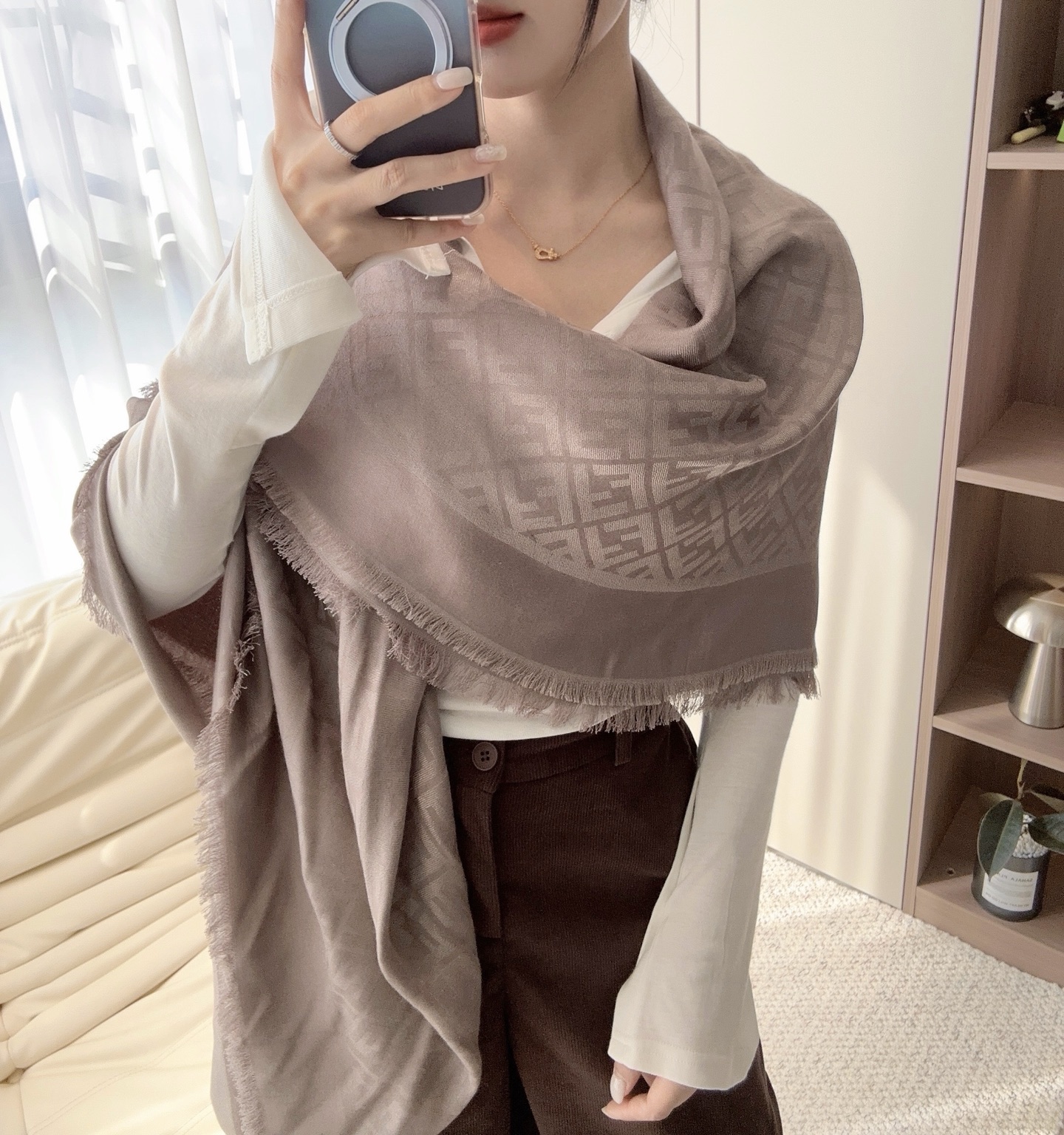 FENDI（芬迪）这款迷人的140厘米披肩令您散发内在优雅和从容自信。此柔软轻盈的配饰制作精良，可轻松搭配造型，适合各种