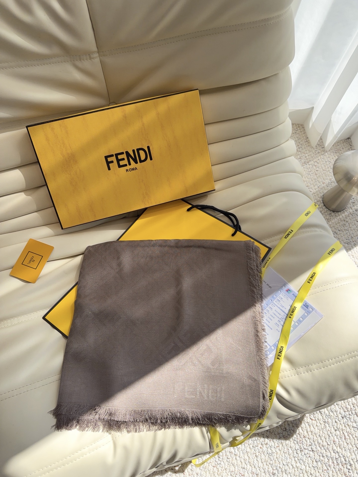 FENDI（芬迪）这款迷人的140厘米披肩令您散发内在优雅和从容自信。此柔软轻盈的配饰制作精良，可轻松搭配造型，适合各种