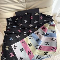Chanel香奈儿彩虹围巾 Size:187 x 69 cm 材质:66%羊绒 18%棉羊毛 12%桑蚕丝 2%金属 Chanel香奈儿彩虹围巾 Size:187 x 69 cm 材质:66%羊绒 18%棉羊毛 12%桑蚕丝 2%金属