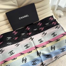 Chanel香奈儿彩虹围巾 Size:187 x 69 cm 材质:66%羊绒 18%棉羊毛 12%桑蚕丝 2%金属 Chanel香奈儿彩虹围巾 Size:187 x 69 cm 材质:66%羊绒 18%棉羊毛 12%桑蚕丝 2%金属