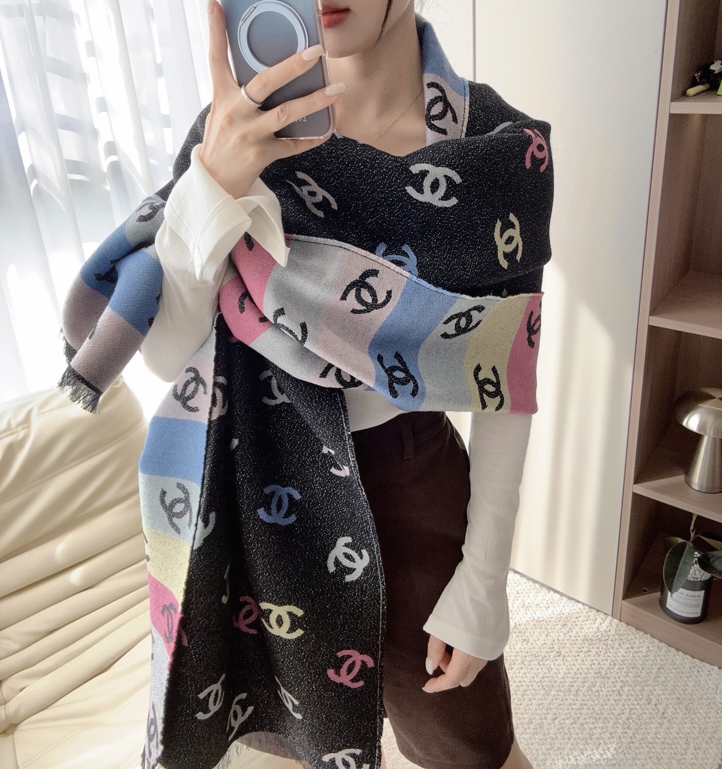 Chanel香奈儿彩虹围巾 Size：187 x 69 cm  材质：66%羊绒 18%棉羊毛 12%桑蚕丝  2%金属