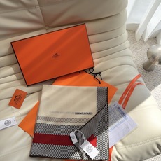 宫殿🏛 爱马仕(Hermes)2026年秋冬抢先 上新💞【双面同色丝毛方巾】手工卷边山羊绒和真丝混纺披肩(70%山羊绒, 宫殿🏛 爱马仕(Hermes)2026年秋冬抢先 上新💞【双面同色丝毛方巾】手工卷边山羊绒和真丝混纺披肩(70%山羊绒,