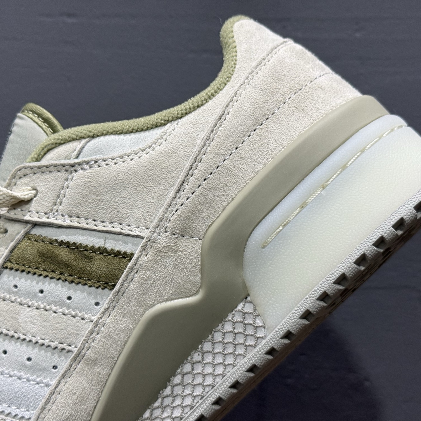 海外渠道版 原盒原标 Adidas Forum LOW CL 三叶草低邦 经典魔术贴复古板鞋 JQ9144