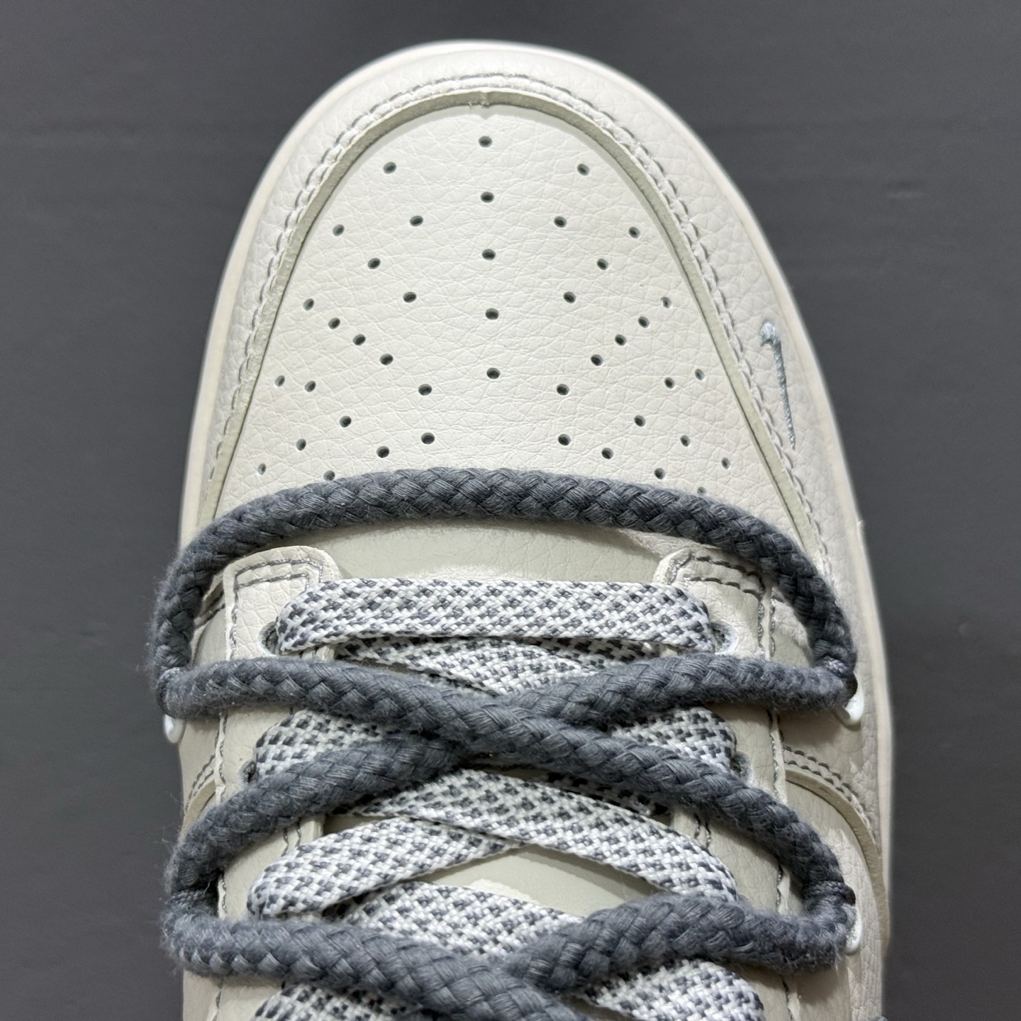 XC版 Nk SB Dunk Low 卡哈特联名-绑带灰勾 低帮休闲板鞋 SJ2068-266