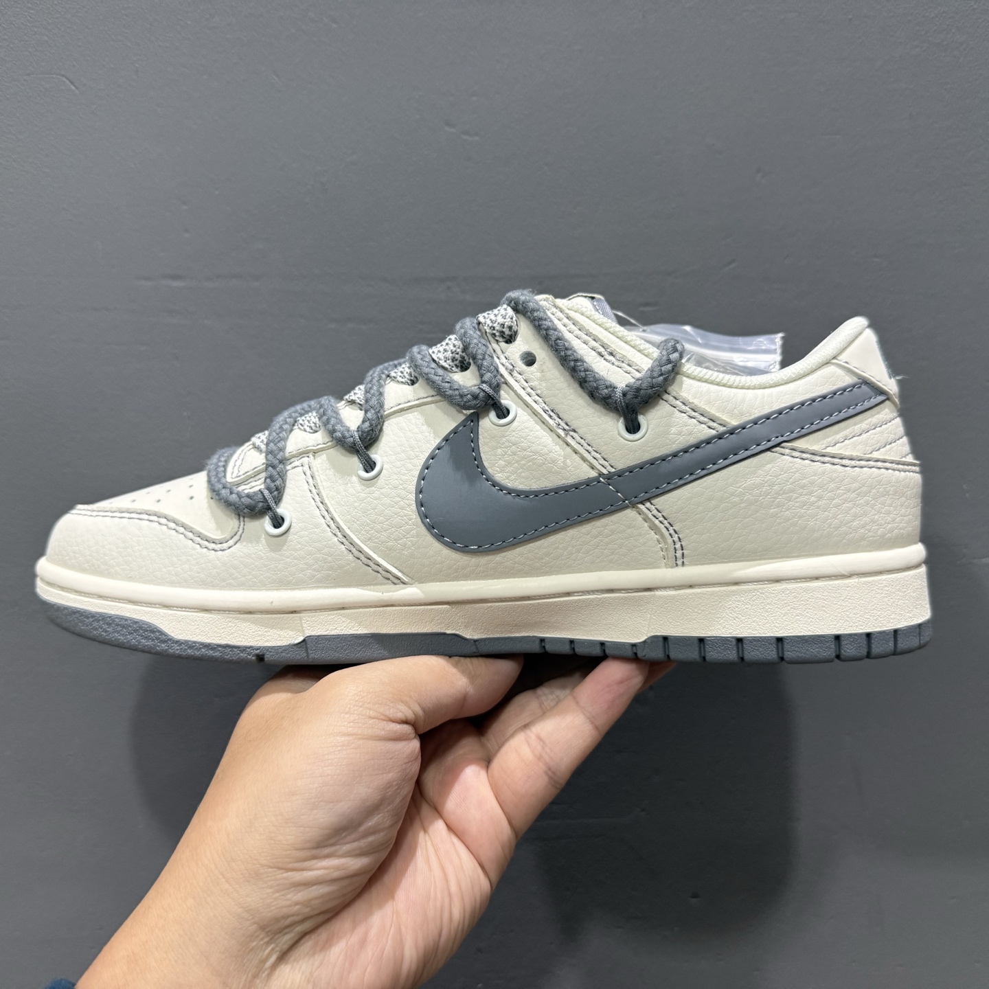 XC版 Nk SB Dunk Low 卡哈特联名-绑带灰勾 低帮休闲板鞋 SJ2068-266