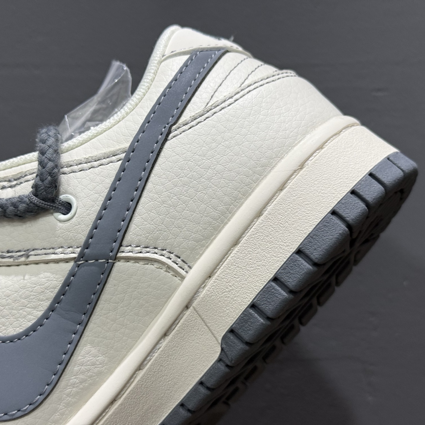 XC版 Nk SB Dunk Low 卡哈特联名-绑带灰勾 低帮休闲板鞋 SJ2068-266
