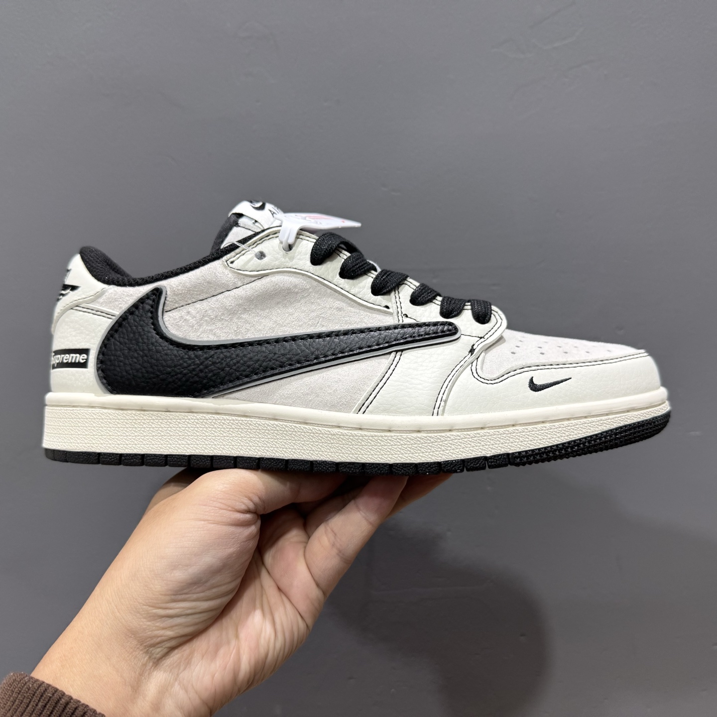 Supreme x Air Jordan 1 米白黑线 XZ2268-080