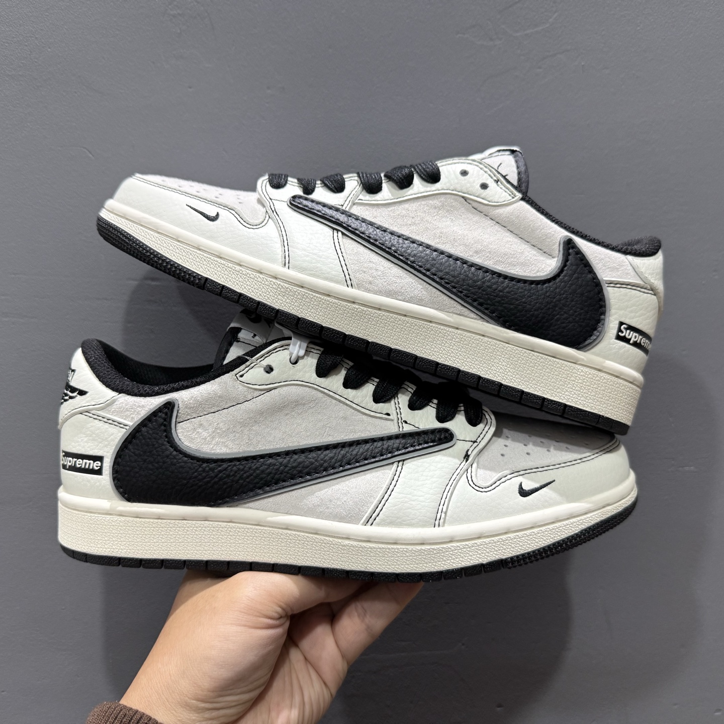 Supreme x Air Jordan 1 米白黑线 XZ2268-080