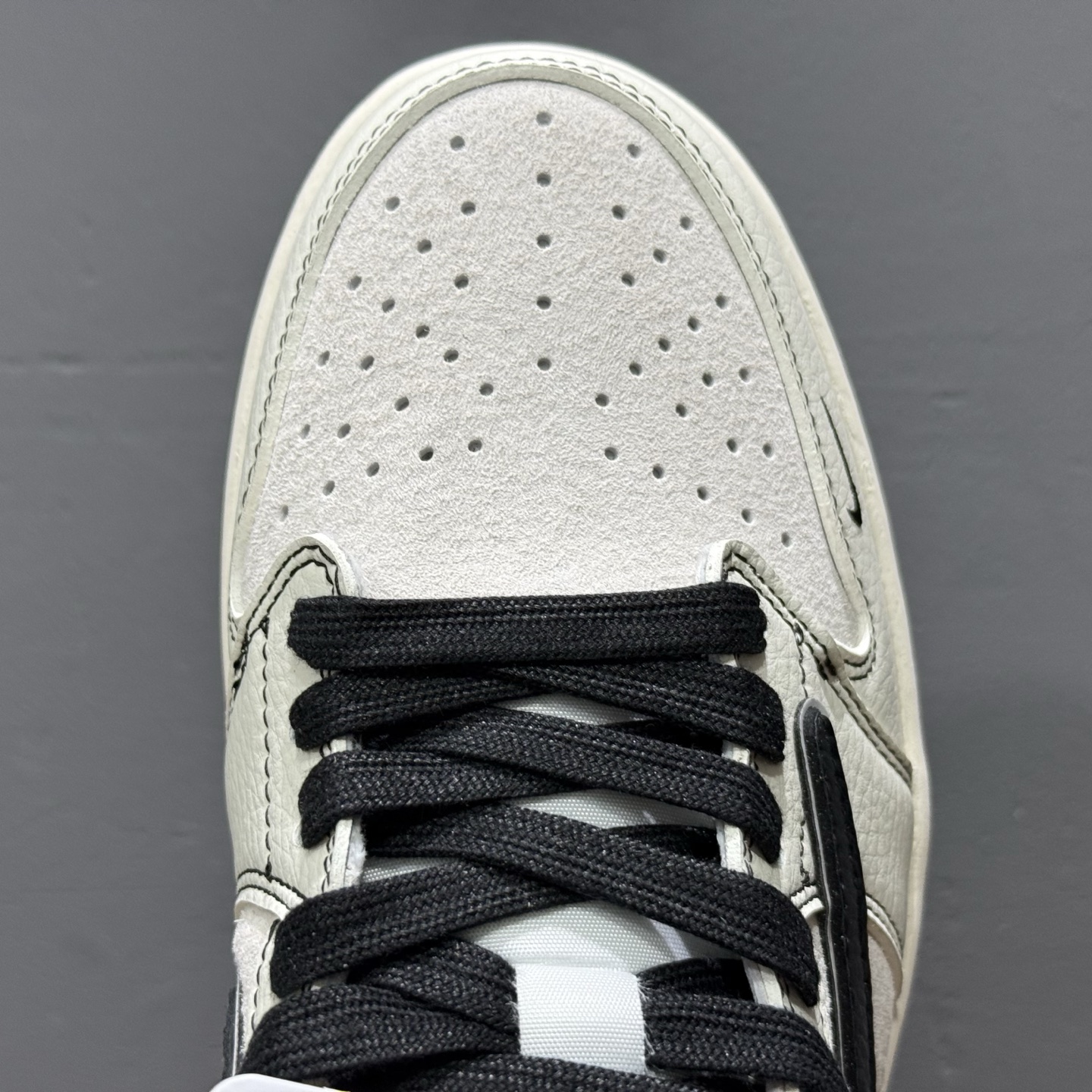 Supreme x Air Jordan 1 米白黑线 XZ2268-080