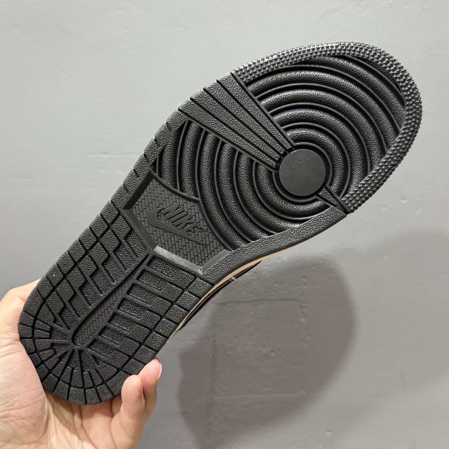 Supreme x Air Jordan 1 米白黑线 XZ2268-080