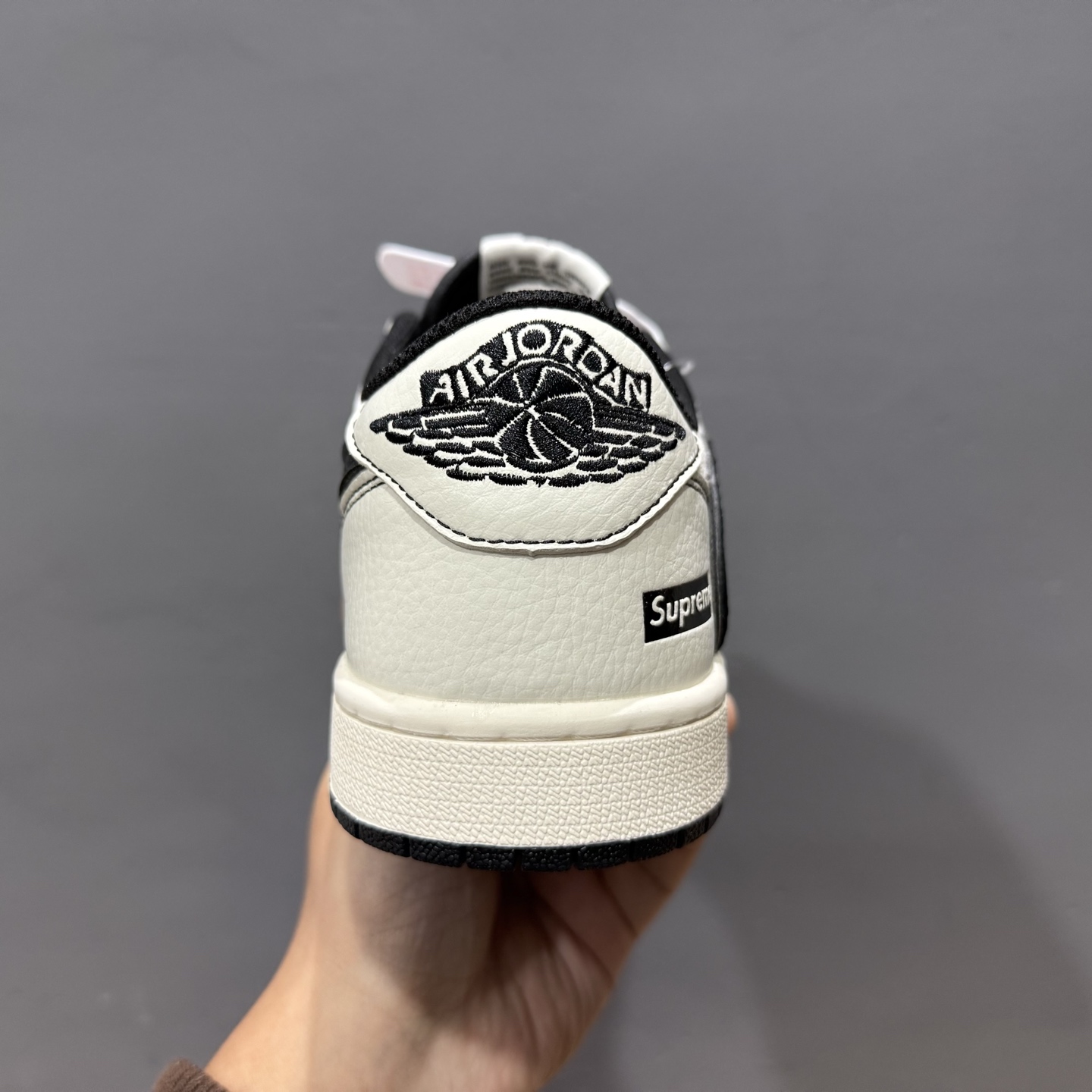 Supreme x Air Jordan 1 米白黑线 XZ2268-080