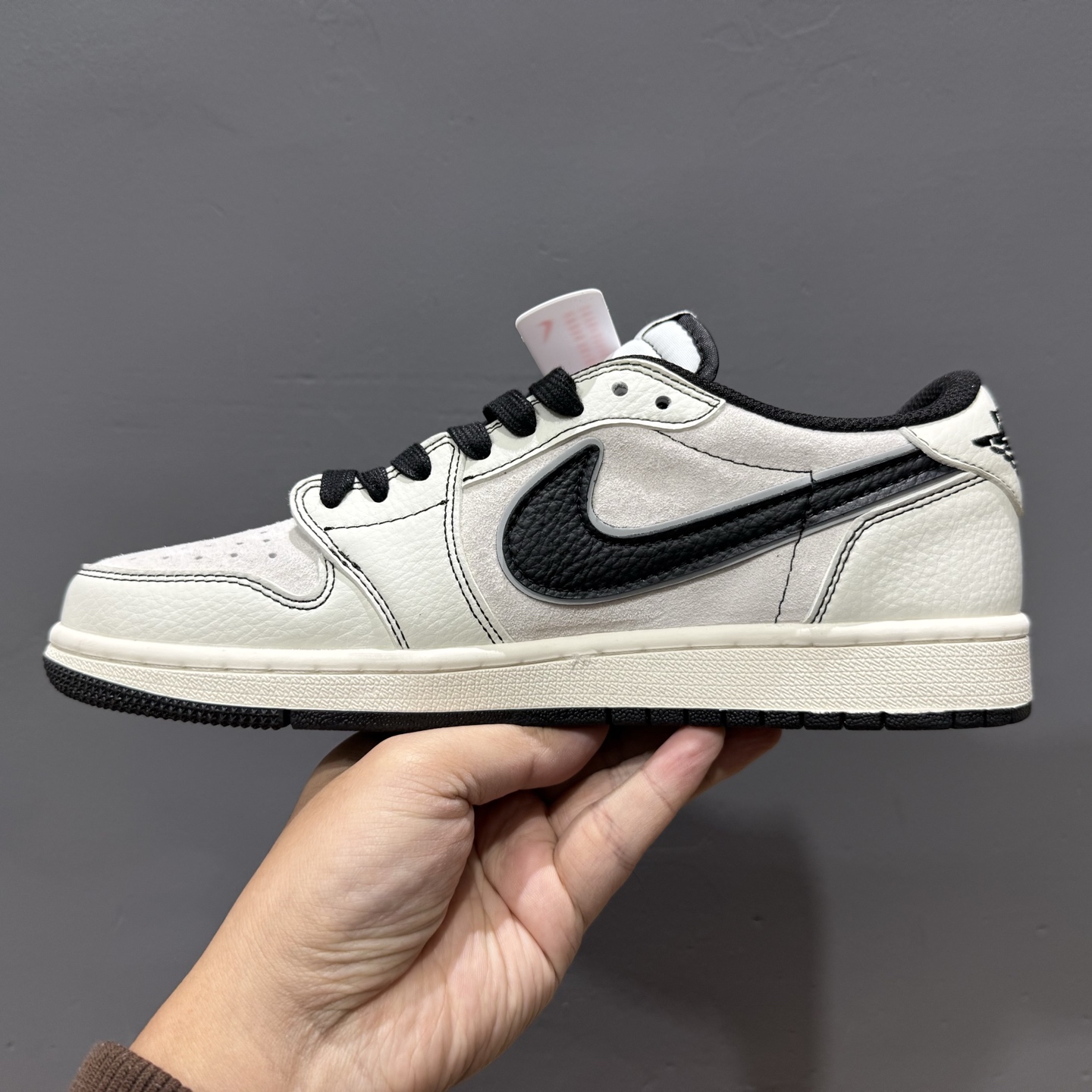 Supreme x Air Jordan 1 米白黑线 XZ2268-080