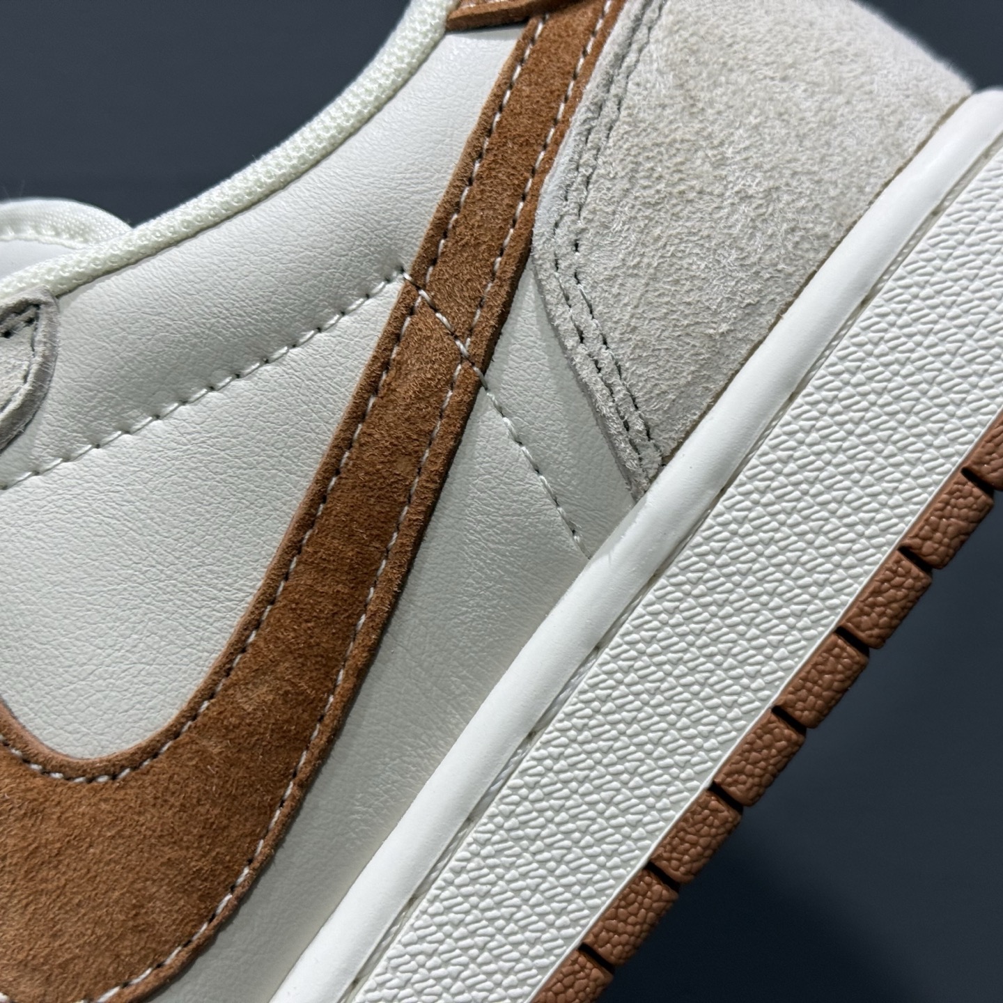 Fragment x Travis Scott x 巴黎世家 Air Jordan 1 Low 三方联名倒钩 XS3086-014