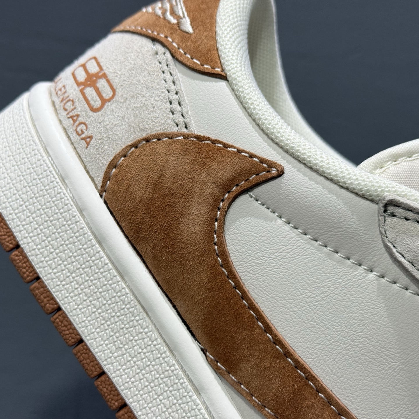 Fragment x Travis Scott x 巴黎世家 Air Jordan 1 Low 三方联名倒钩 XS3086-014