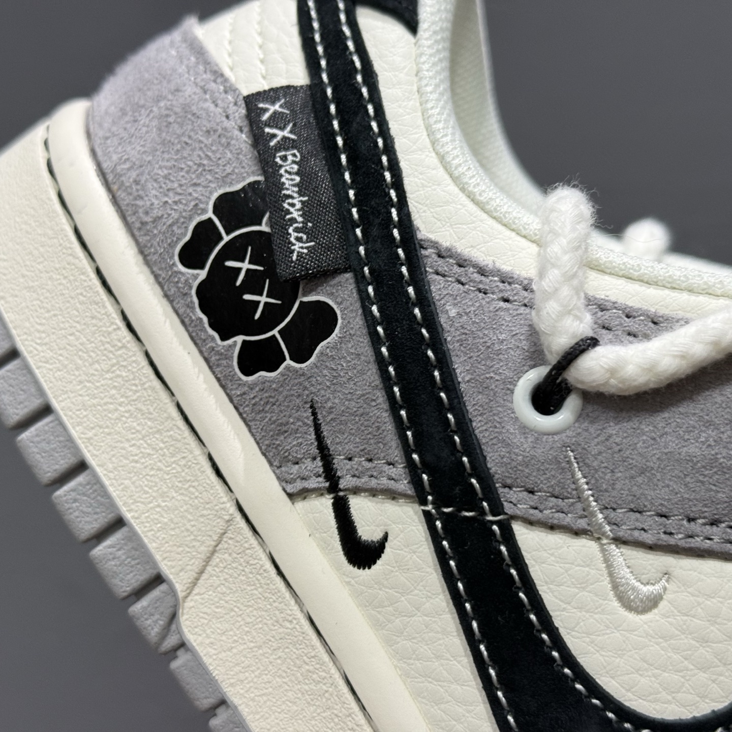 Kaws x Nike Dunk Low 绑带猪八黑勾 YX5066-245