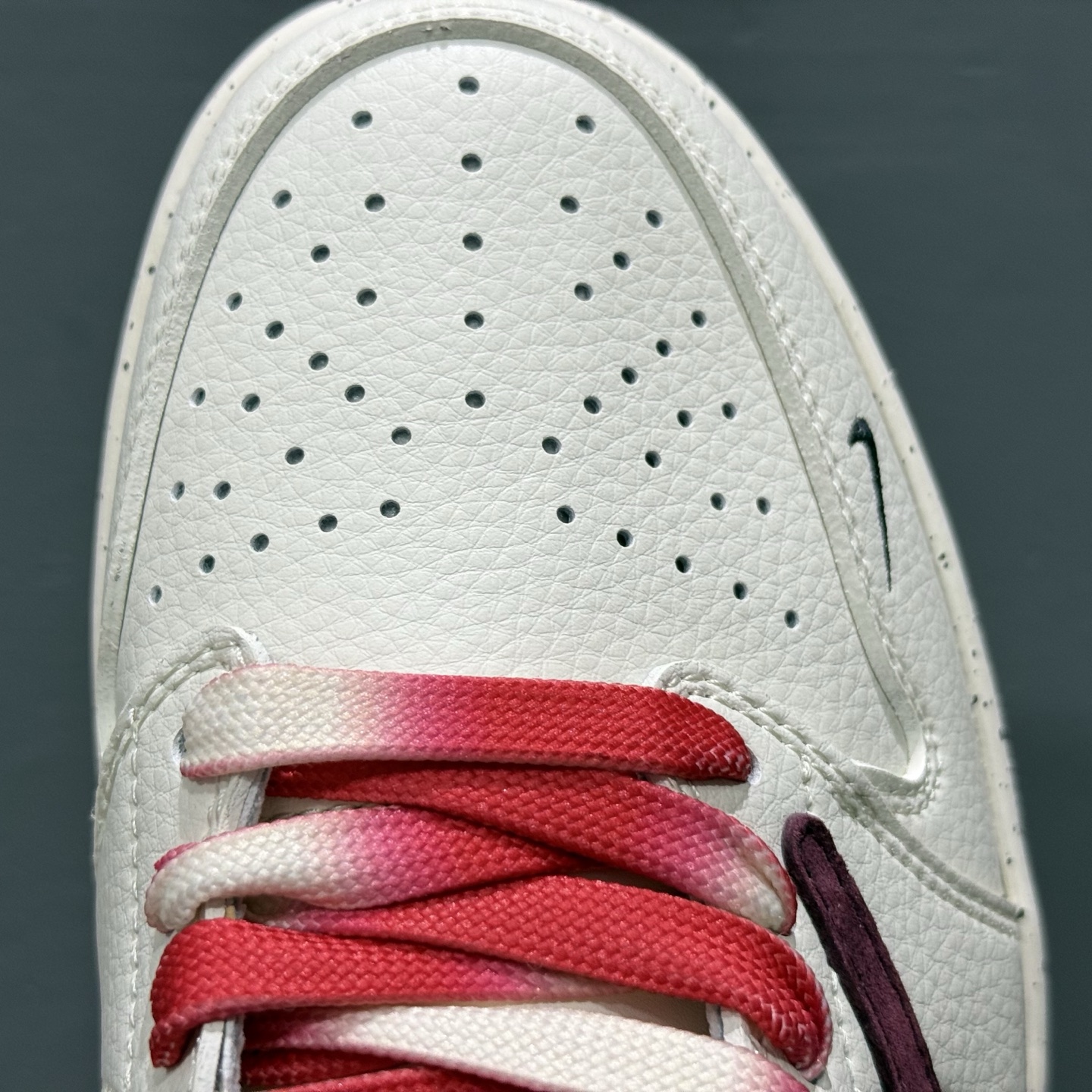 XC版 Travis Scott x Fragment Design x Air Jordan 1 Low SP AJ1 乔1 石头岛联名 石榴红 低帮文化休闲板鞋 CF3688-077