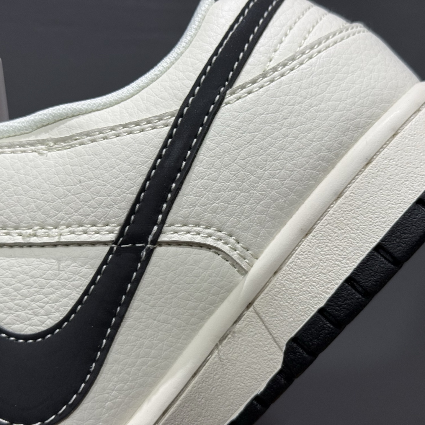 Supreme x Nike Dunk Low 米黑小勾 HH7518-035