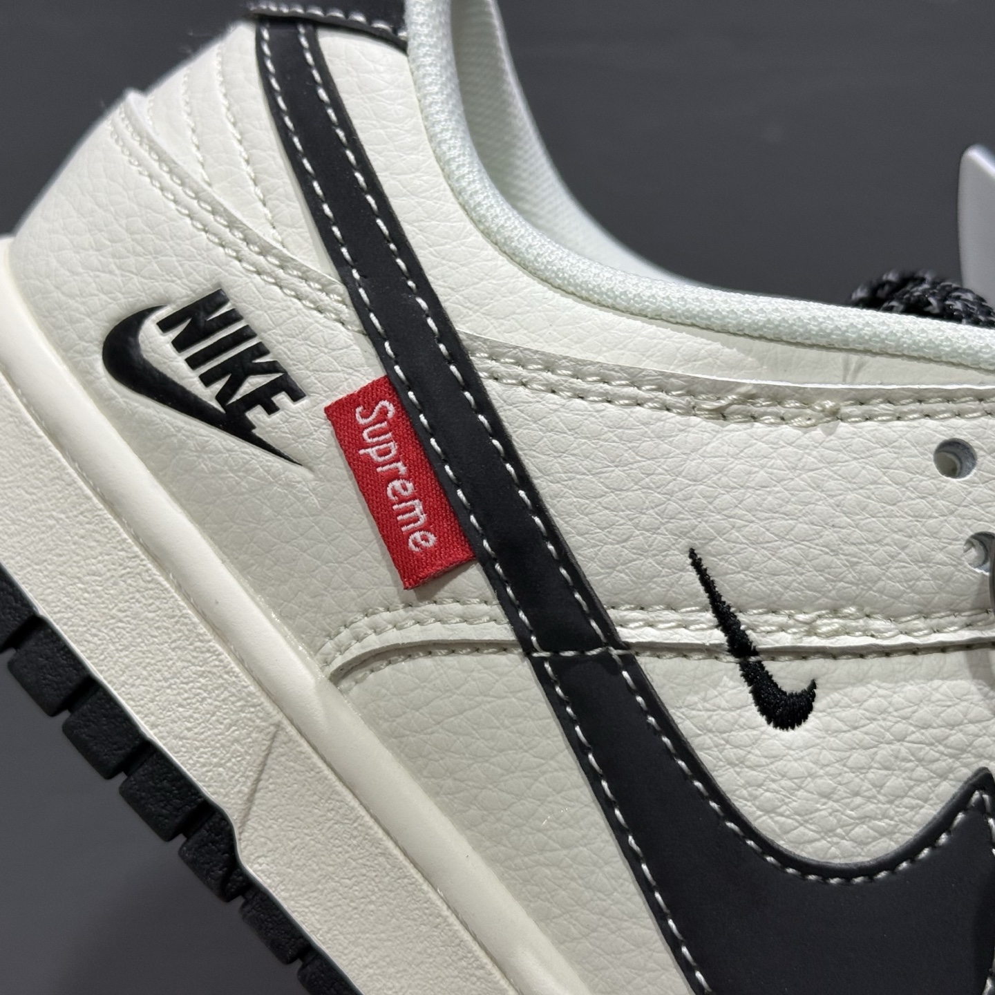 Supreme x Nike Dunk Low 米黑小勾 HH7518-035