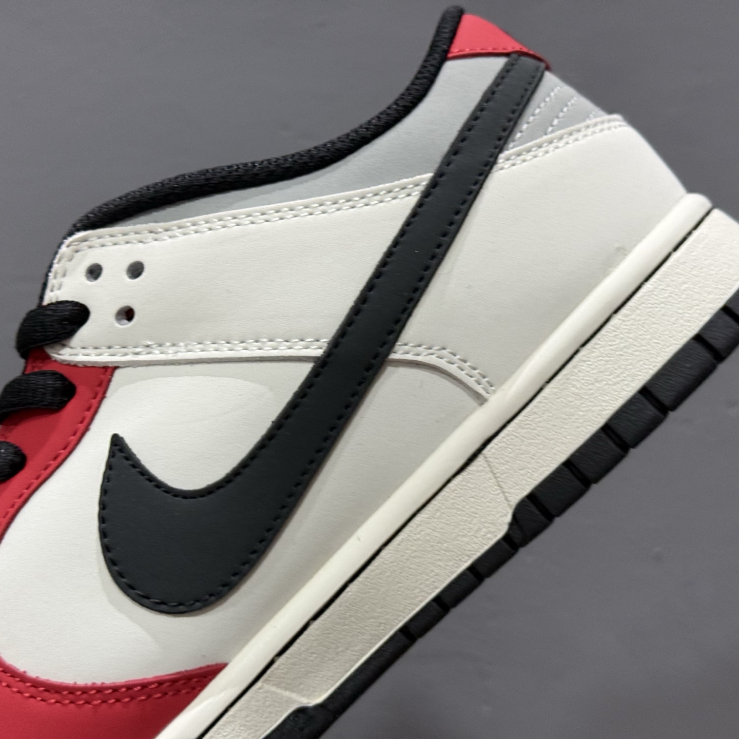 Nike SB Dunk Low 联名配色 机车白红 周年高端定制 低帮休闲板鞋 MU0232-367