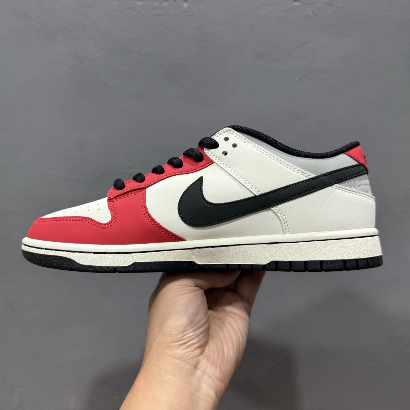Nike SB Dunk Low 联名配色 机车白红 周年高端定制 低帮休闲板鞋 MU0232-367