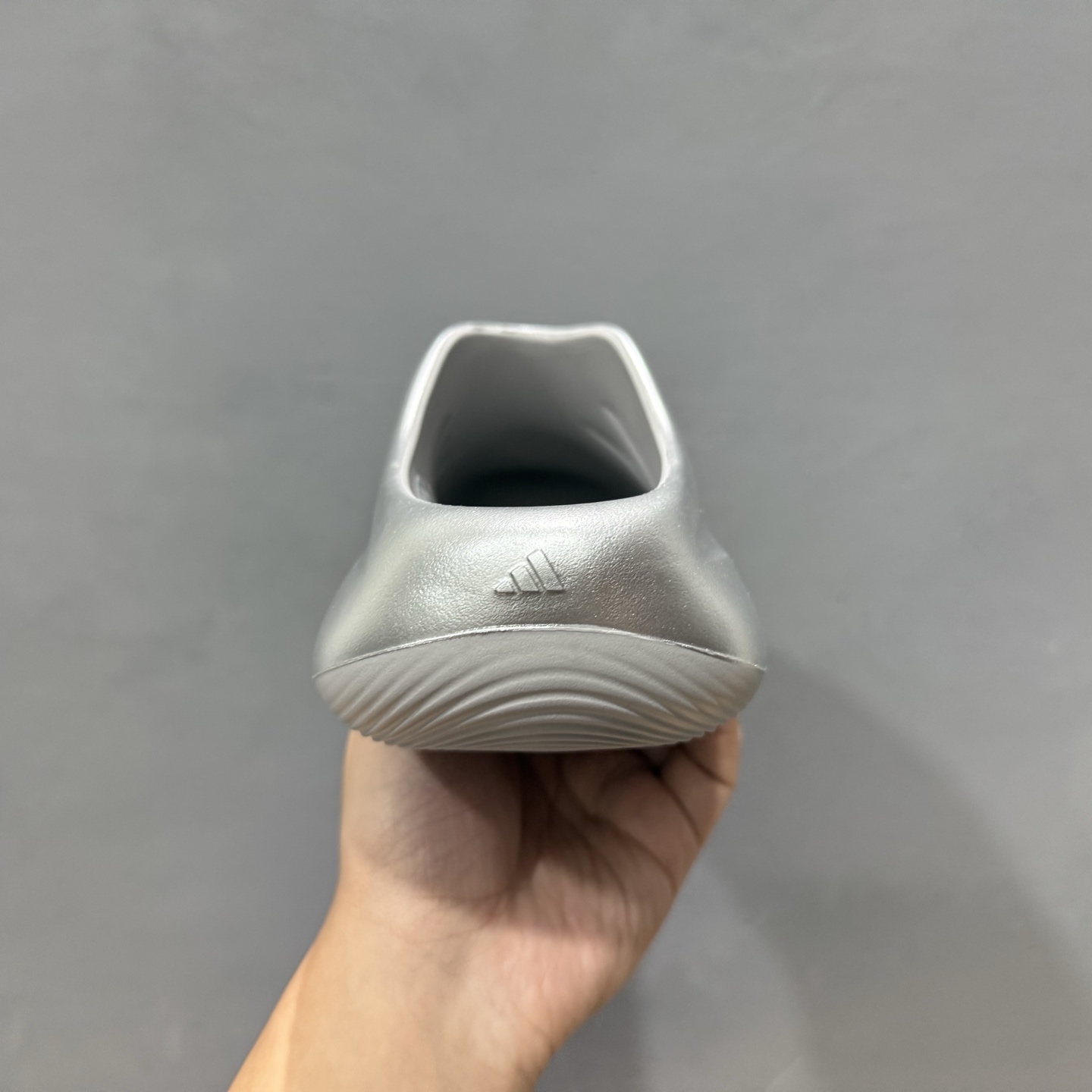AD adiFOM Ilinfnity Mule 003 穆勒风慵懒惬意防磨包头拖鞋 银色 IH2814