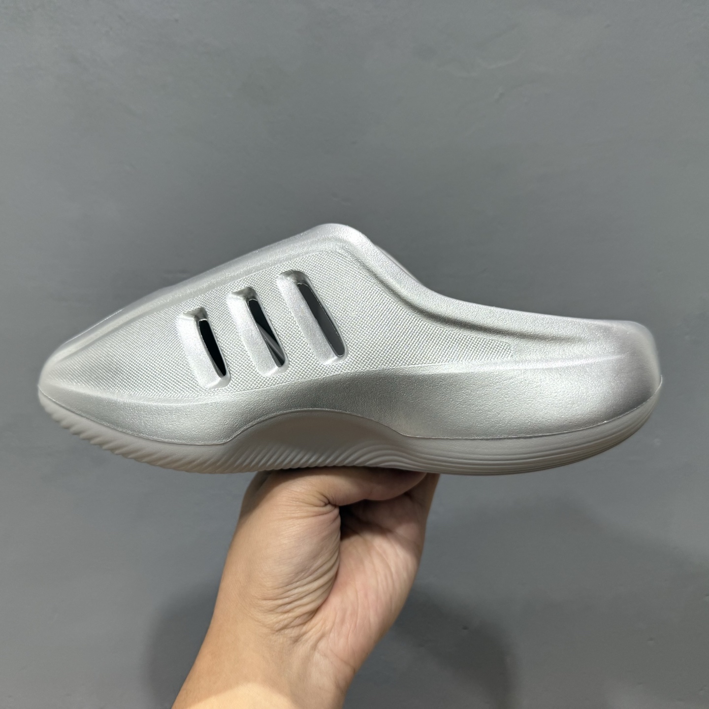AD adiFOM Ilinfnity Mule 003 穆勒风慵懒惬意防磨包头拖鞋 银色 IH2814