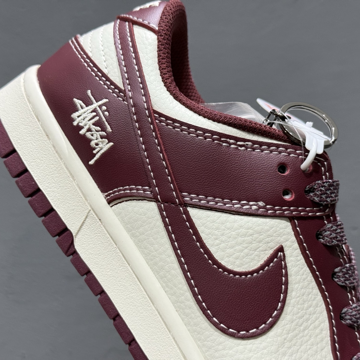 XC版 Nk SB Dunk Low 斯图西联名-酒红 周年高端定制 低帮休闲板鞋 BB9898-001
