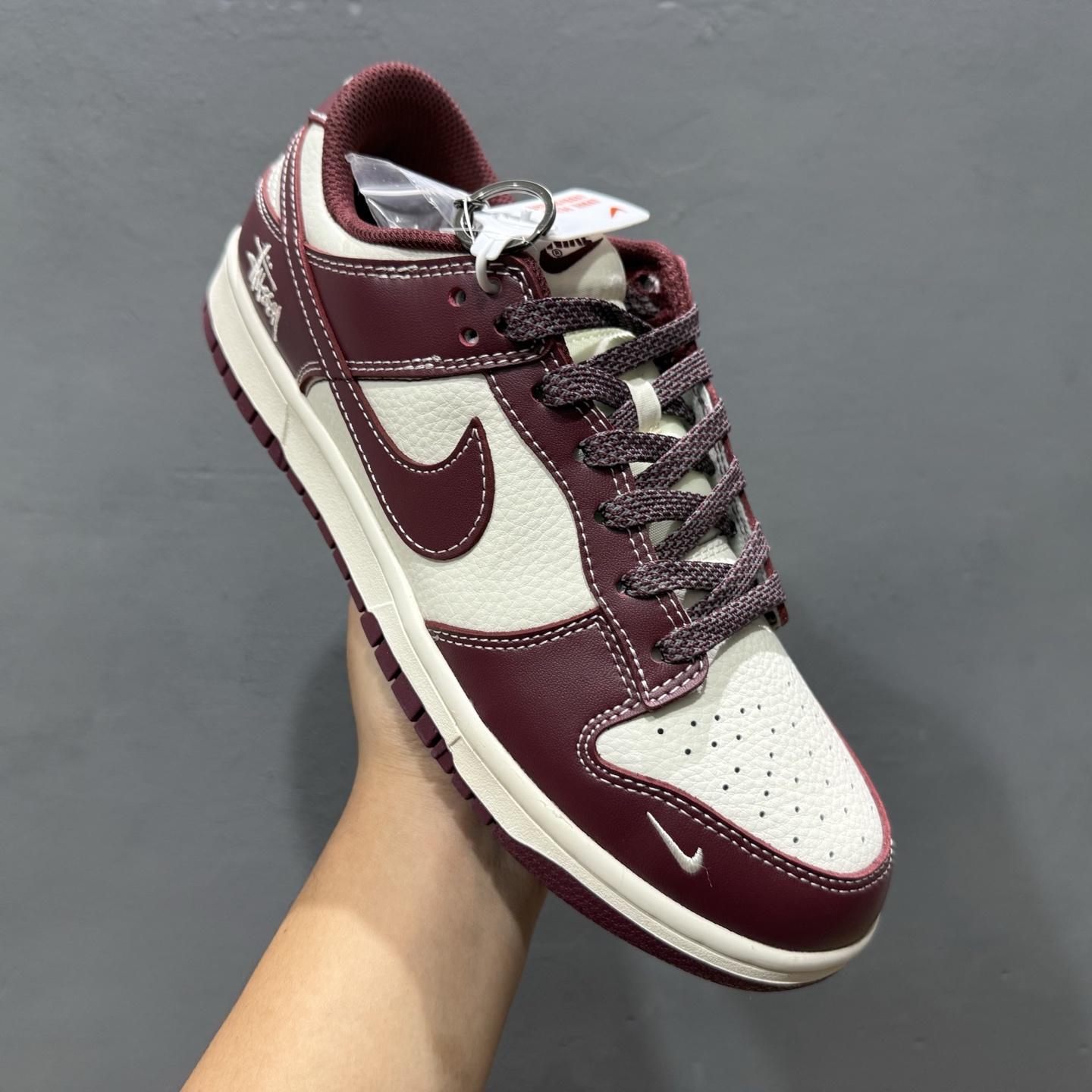 XC版 Nk SB Dunk Low 斯图西联名-酒红 周年高端定制 低帮休闲板鞋 BB9898-001