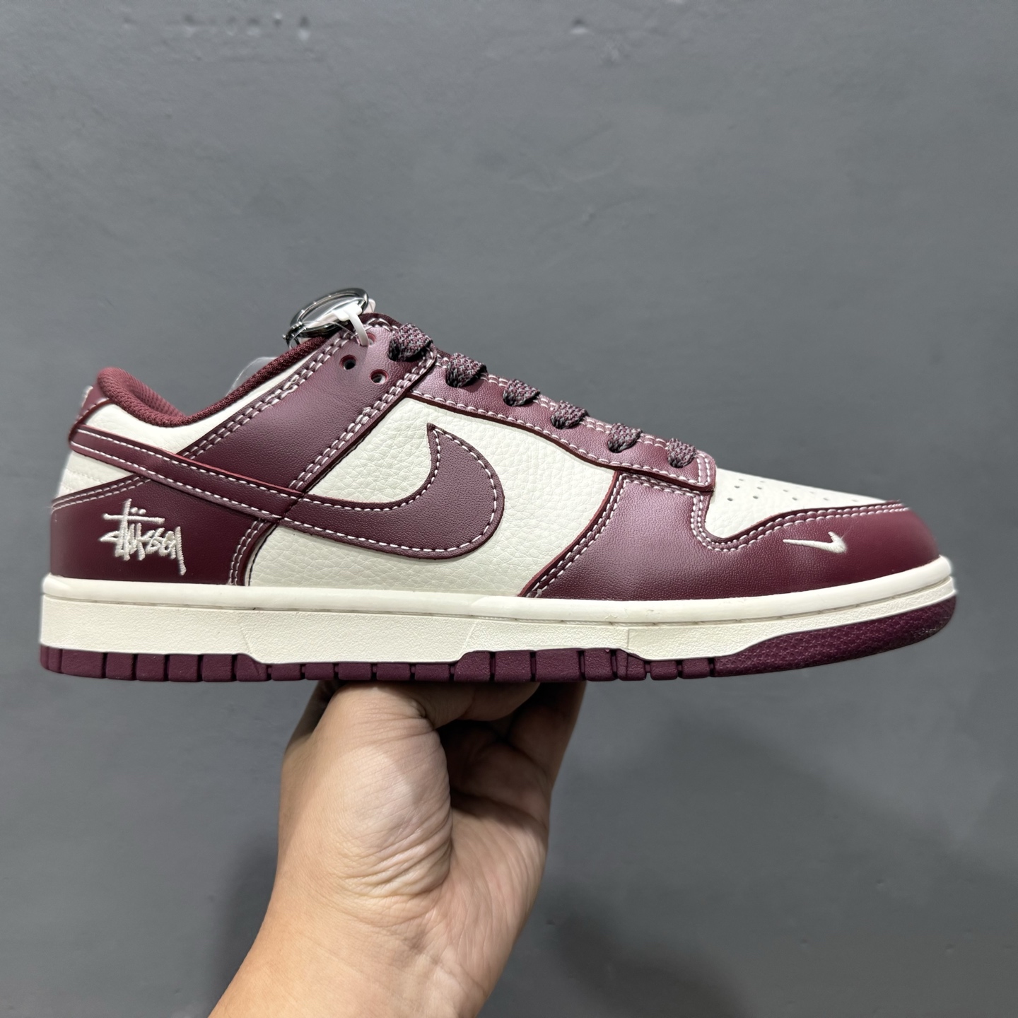 XC版 Nk SB Dunk Low 斯图西联名-酒红 周年高端定制 低帮休闲板鞋 BB9898-001