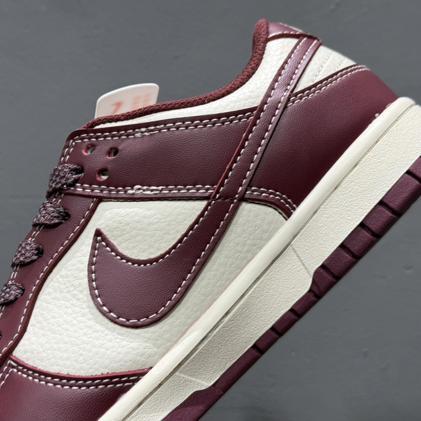 XC版 Nk SB Dunk Low 斯图西联名-酒红 周年高端定制 低帮休闲板鞋 BB9898-001