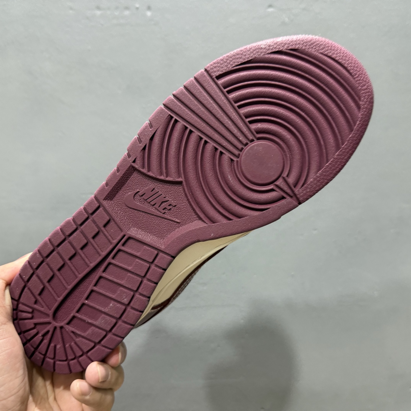 XC版 Nk SB Dunk Low 斯图西联名-酒红 周年高端定制 低帮休闲板鞋 BB9898-001