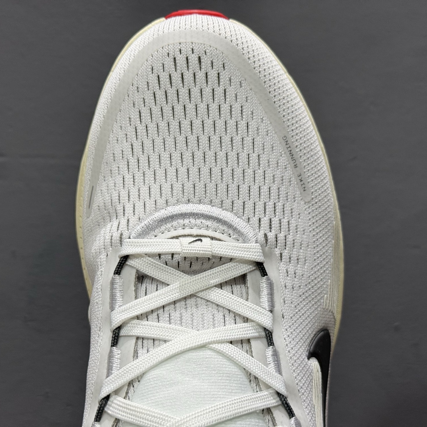 Nike Air Zoom Vomero 18 登月18 2025新款缓震休闲跑鞋 HM6803-001