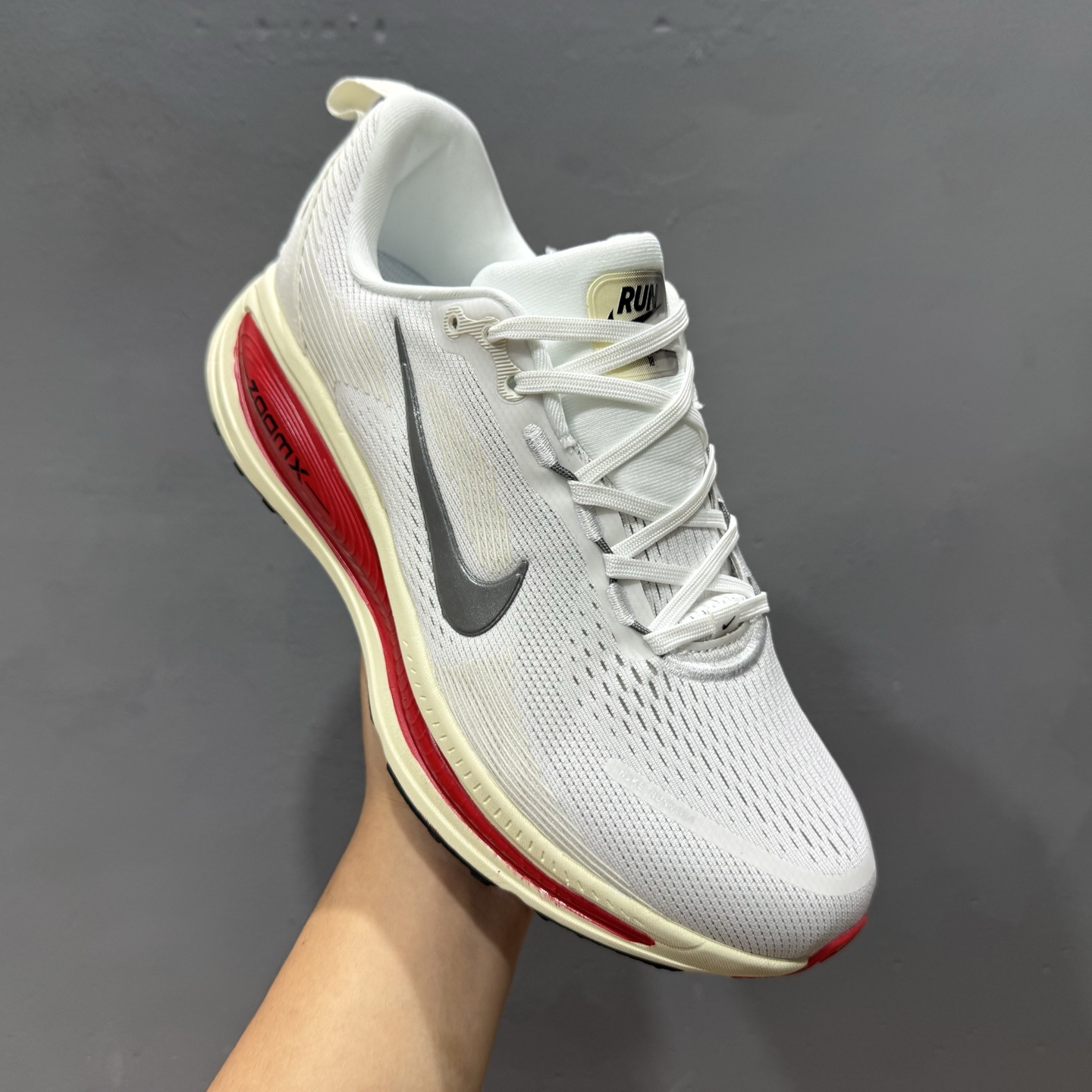 Nike Air Zoom Vomero 18 登月18 2025新款缓震休闲跑鞋 HM6803-001