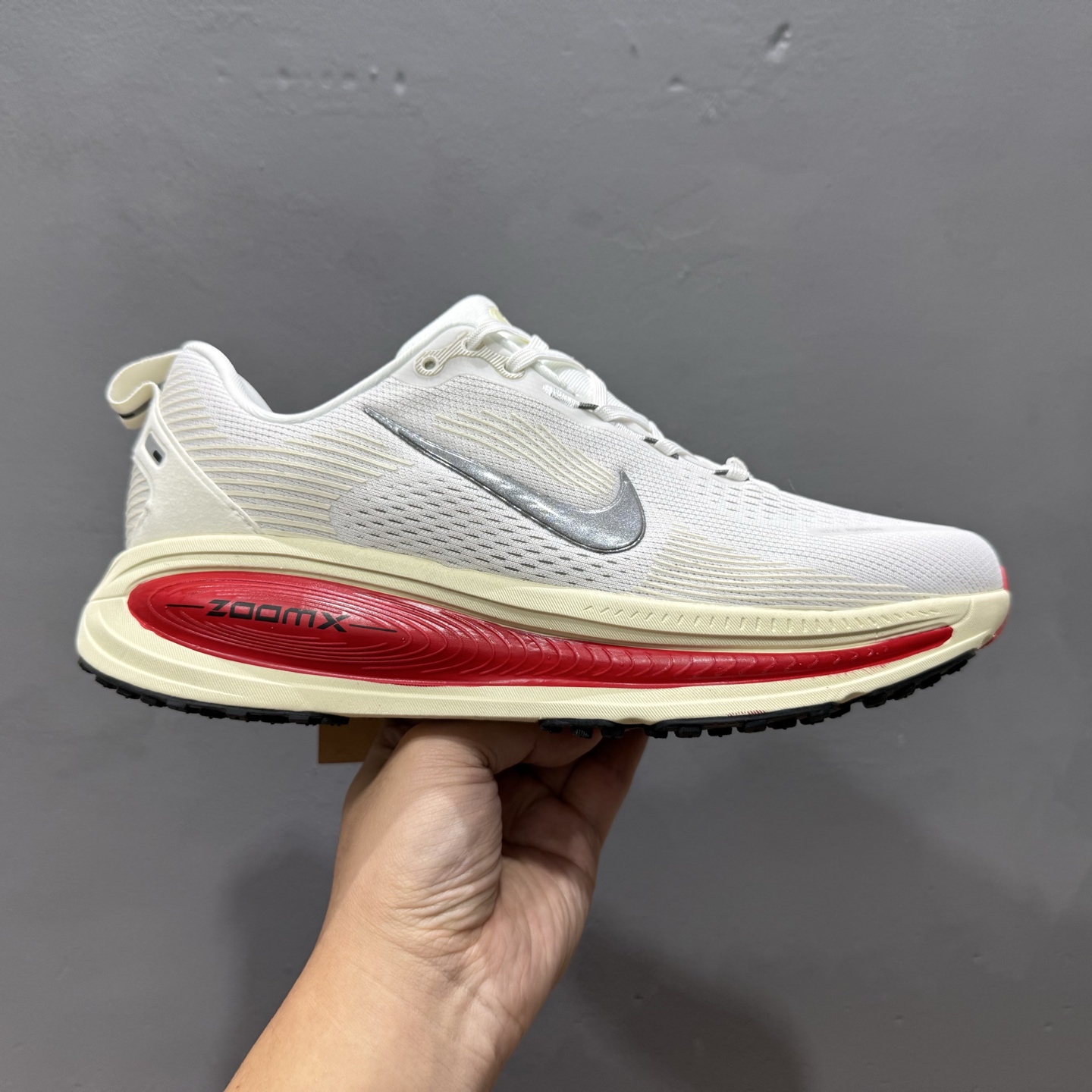 Nike Air Zoom Vomero 18 登月18 2025新款缓震休闲跑鞋 HM6803-001