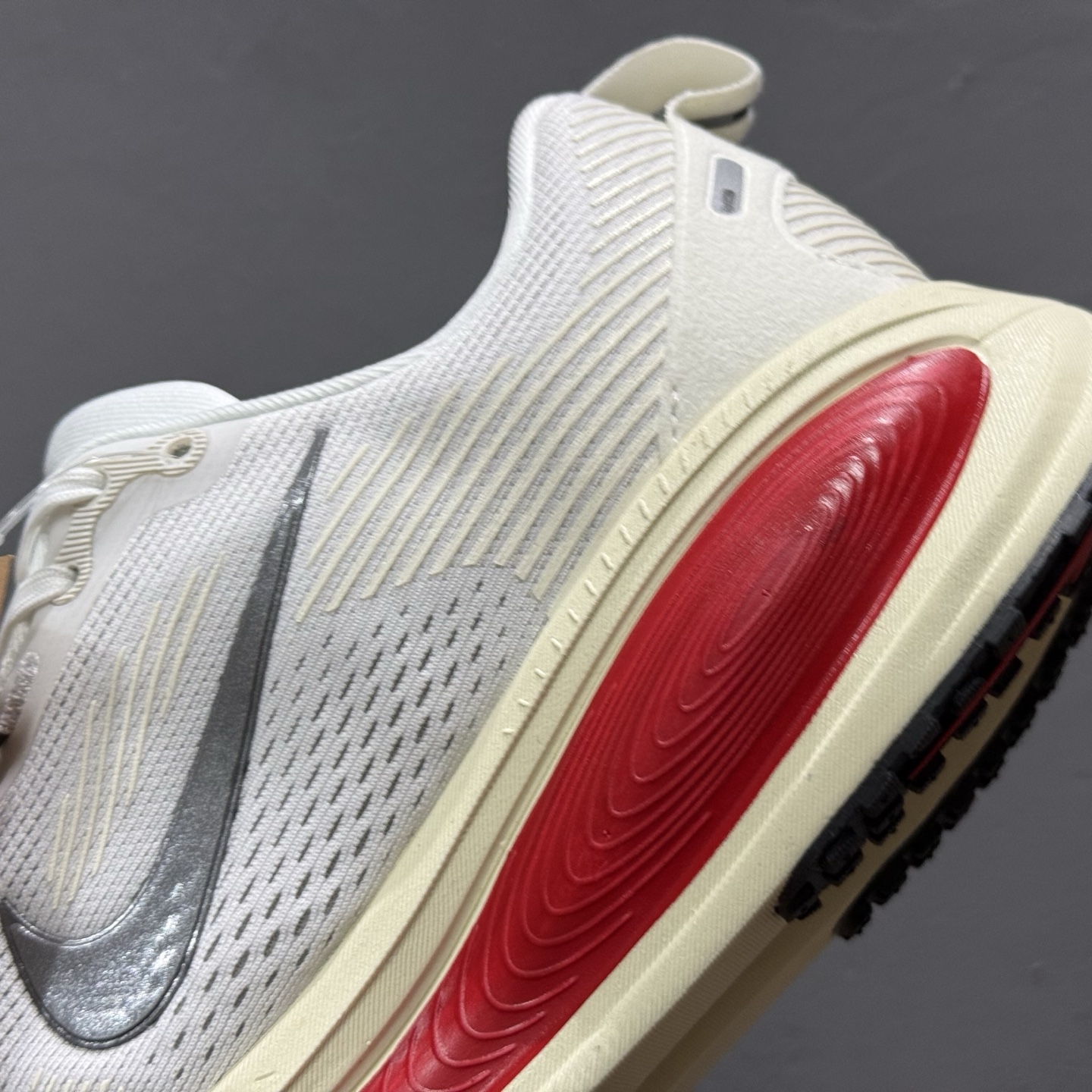 Nike Air Zoom Vomero 18 登月18 2025新款缓震休闲跑鞋 HM6803-001