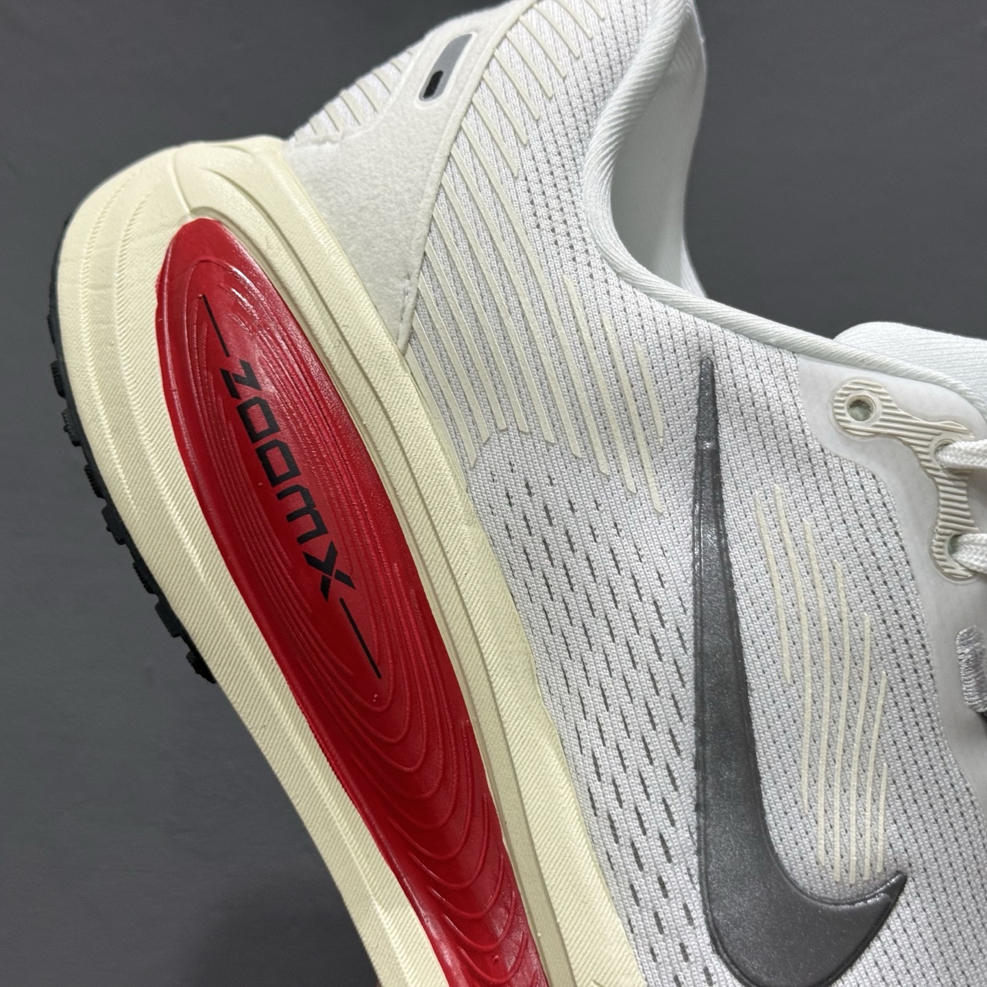 Nike Air Zoom Vomero 18 登月18 2025新款缓震休闲跑鞋 HM6803-001