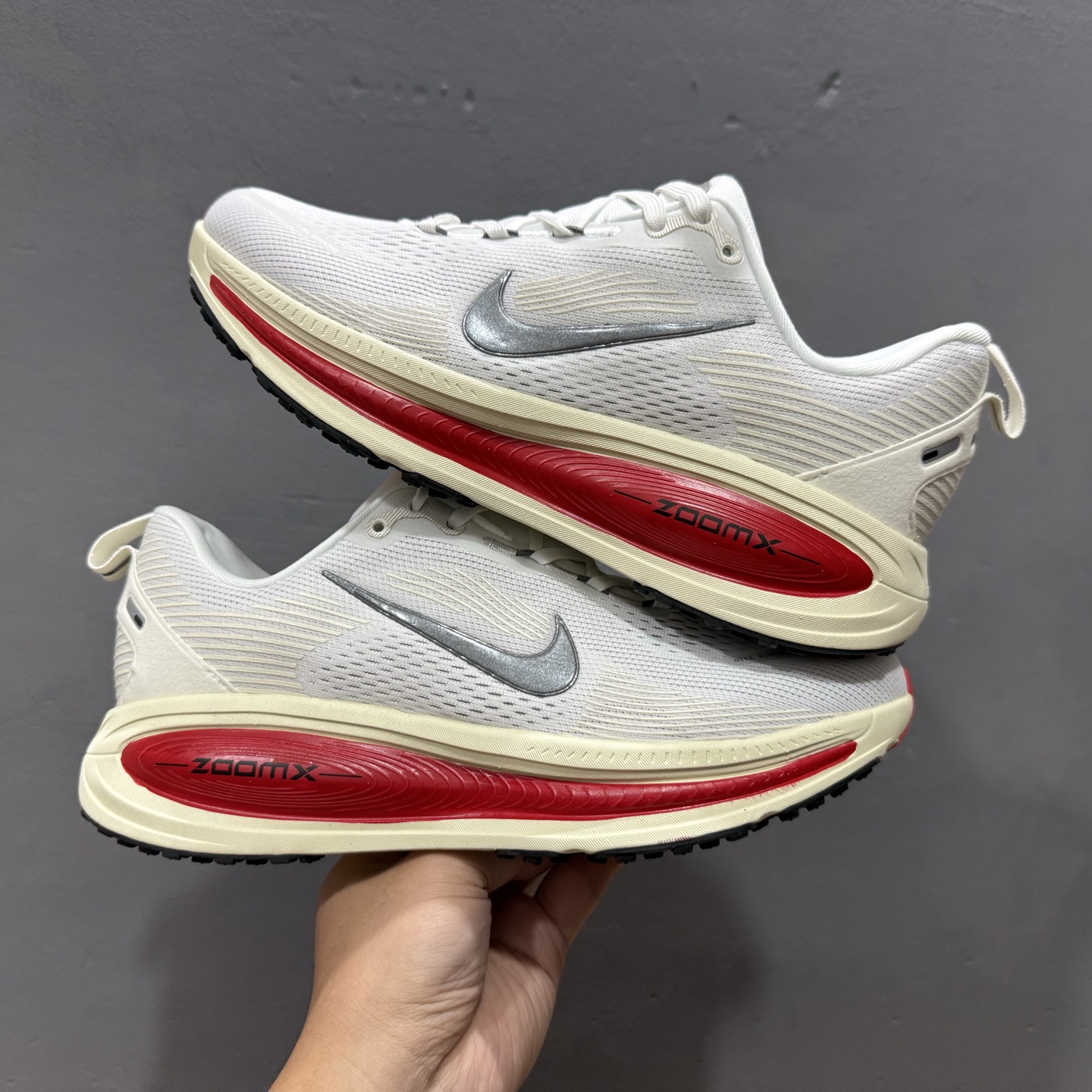 Nike Air Zoom Vomero 18 登月18 2025新款缓震休闲跑鞋 HM6803-001