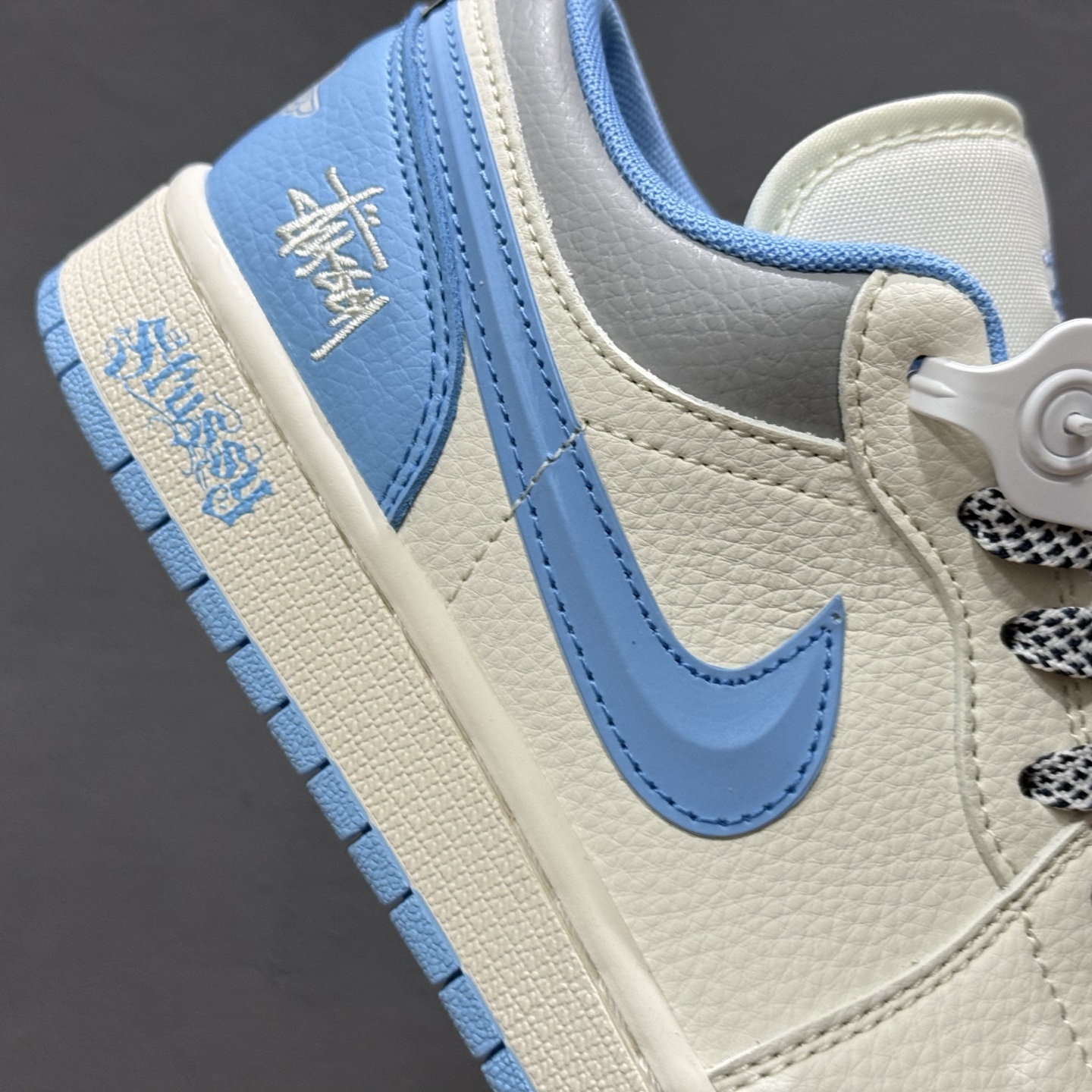 Air Jordan 1 Low AJ1 乔1 斯图西联名 白蓝立体勾 高端定制 低帮复古篮球鞋 XS6086-559