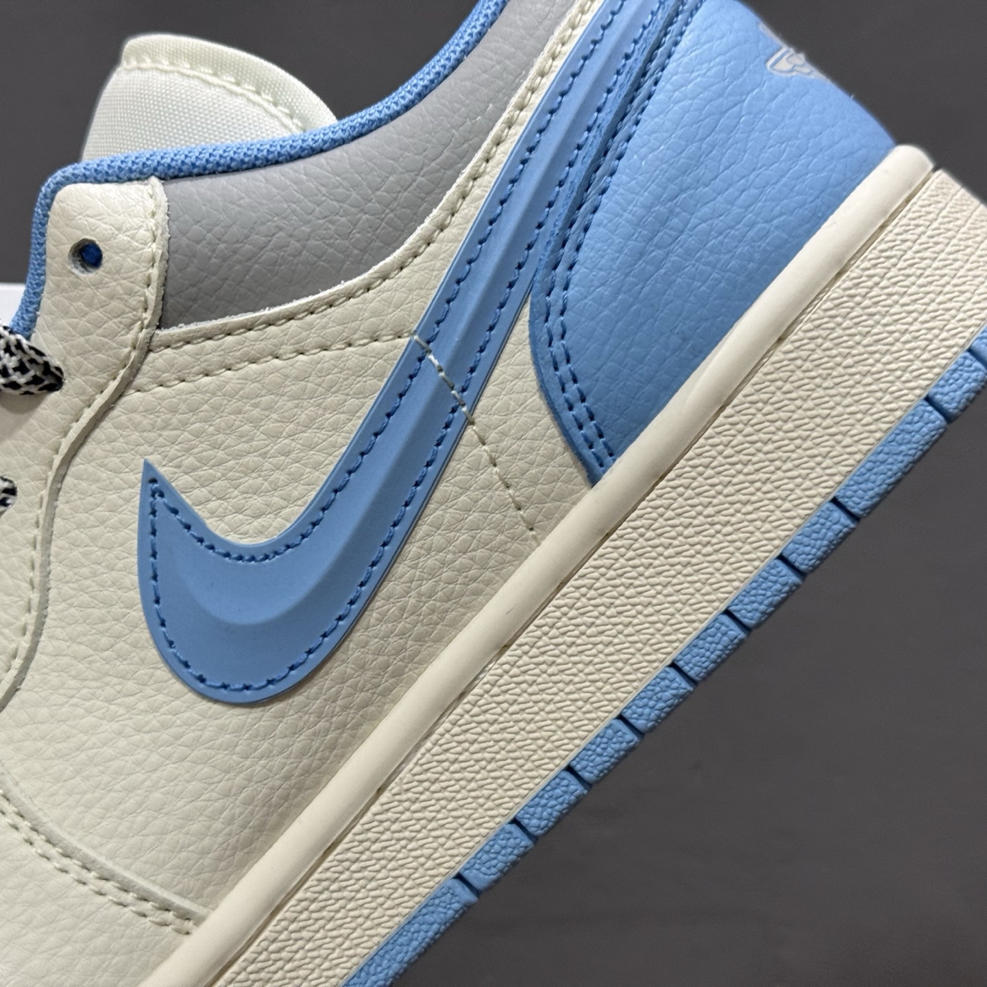 Air Jordan 1 Low AJ1 乔1 斯图西联名 白蓝立体勾 高端定制 低帮复古篮球鞋 XS6086-559
