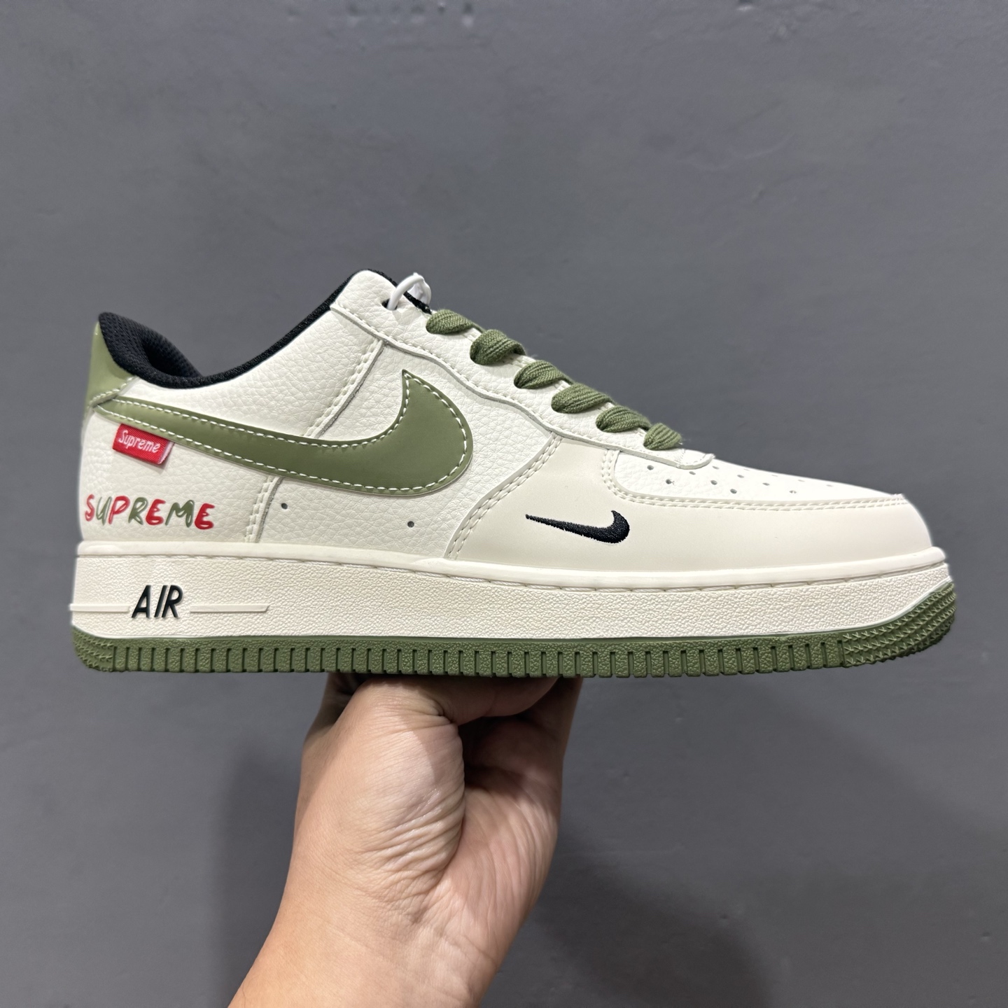 Nike Air Force 1’07 Low Supreme联名 军绿红标 空军一号低帮休闲板鞋 XS1958-566