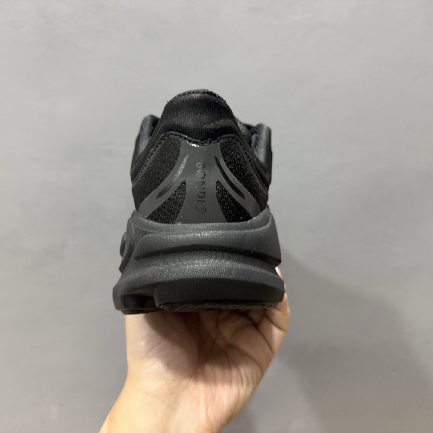 HOKA ONE ONE Bondi 9 邦迪九代跑步鞋 灰白色 1162012/CYWH