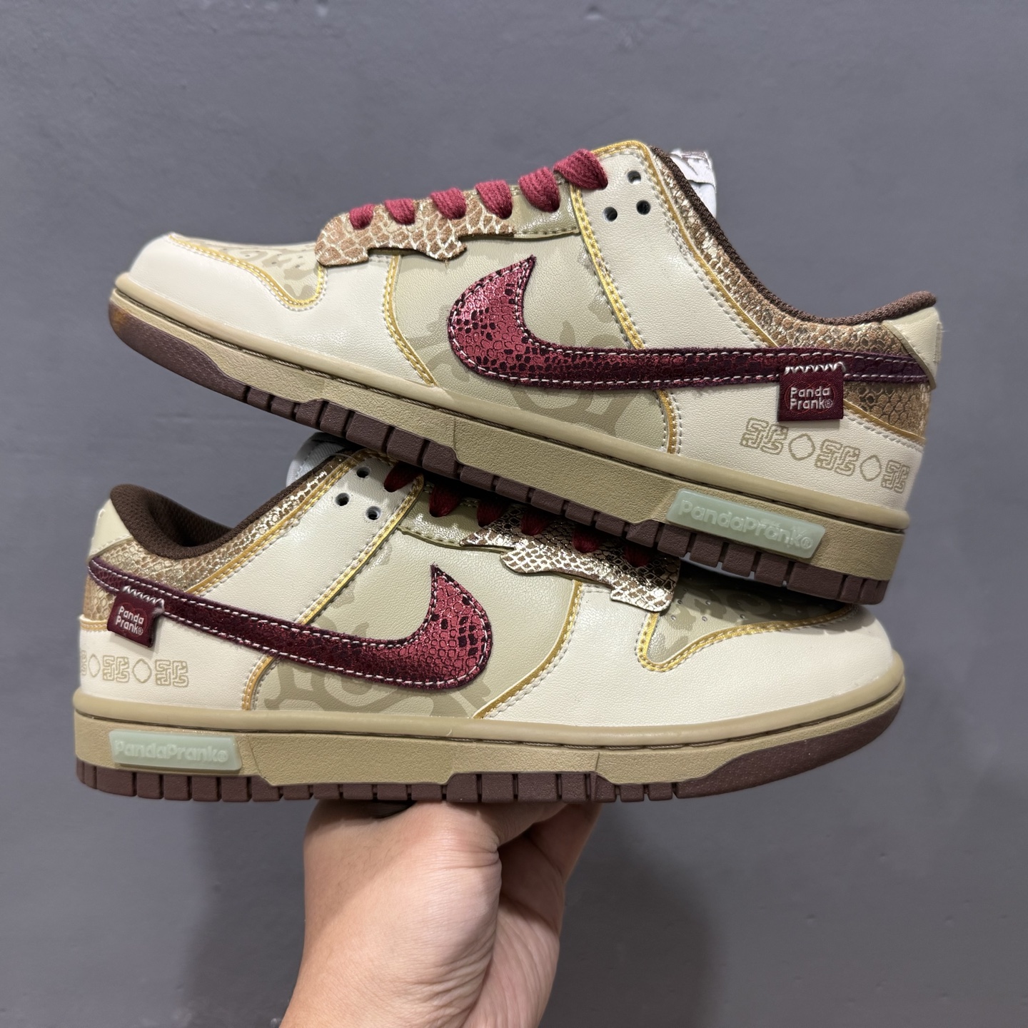 Nike Dunk Low 蛇年 金蛇街财 此款整体围绕熊猫 DD1503-124