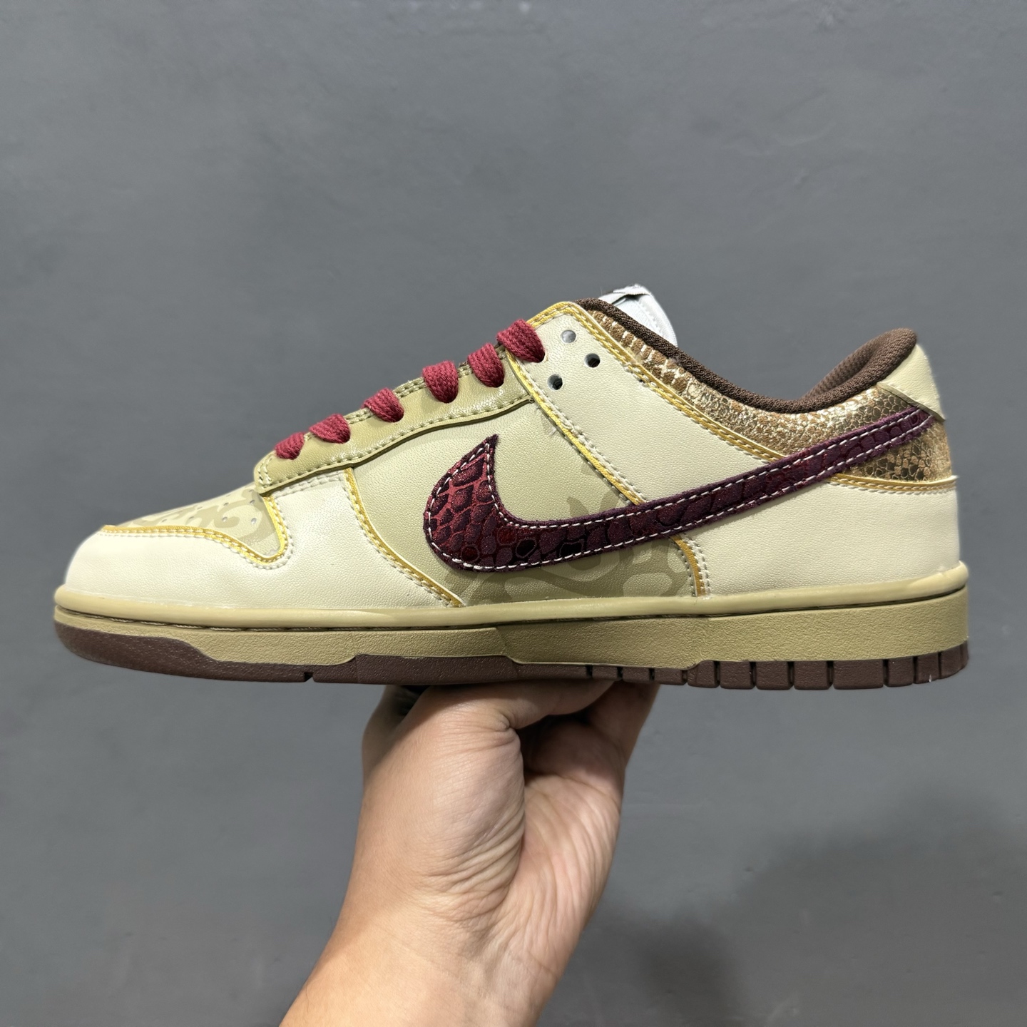 Nike Dunk Low 蛇年 金蛇街财 此款整体围绕熊猫 DD1503-124