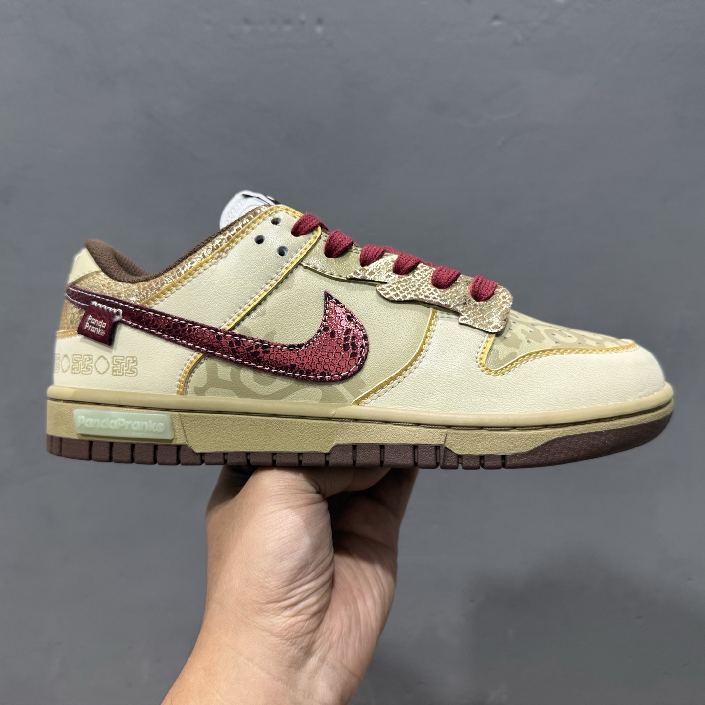 Nike Dunk Low 蛇年 金蛇街财 此款整体围绕熊猫 DD1503-124