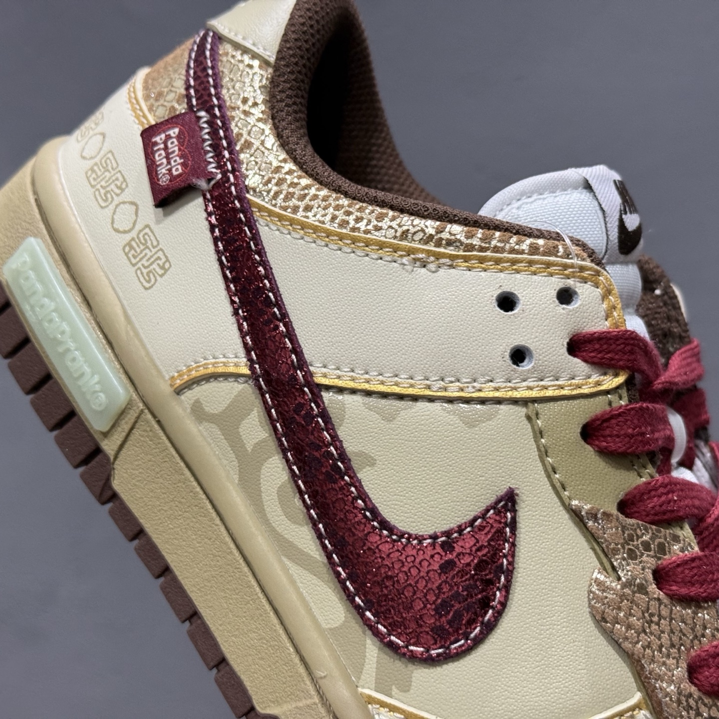 Nike Dunk Low 蛇年 金蛇街财 此款整体围绕熊猫 DD1503-124