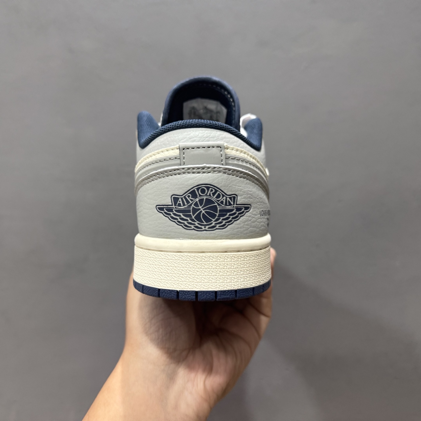 Louis Vuitton x Air Jordan 1 烟灰立体勾 XS6086-557